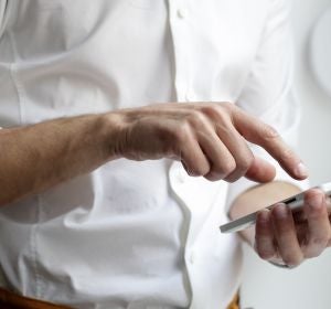 Hombre utilizando un teléfono móvil Hombre utilizando un teléfono móvil