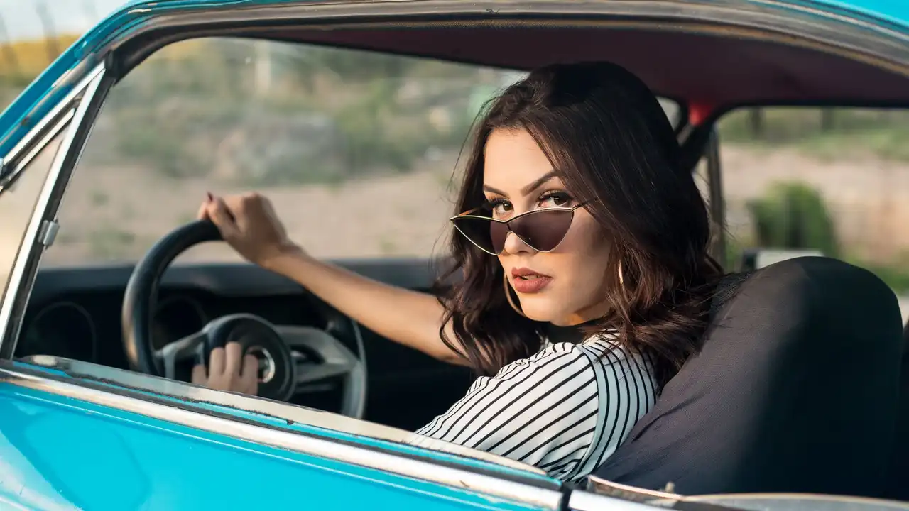 Una mujer conduciendo Una mujer conduciendo