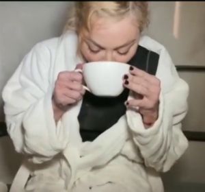 Madonna se bebe su pis Madonna se bebe su pis