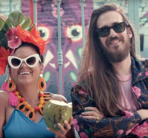 Li Sauvet y Carlos Sadness en el vídeo de 'Aloha' Li Sauvet y Carlos Sadness en el vídeo de 'Aloha'