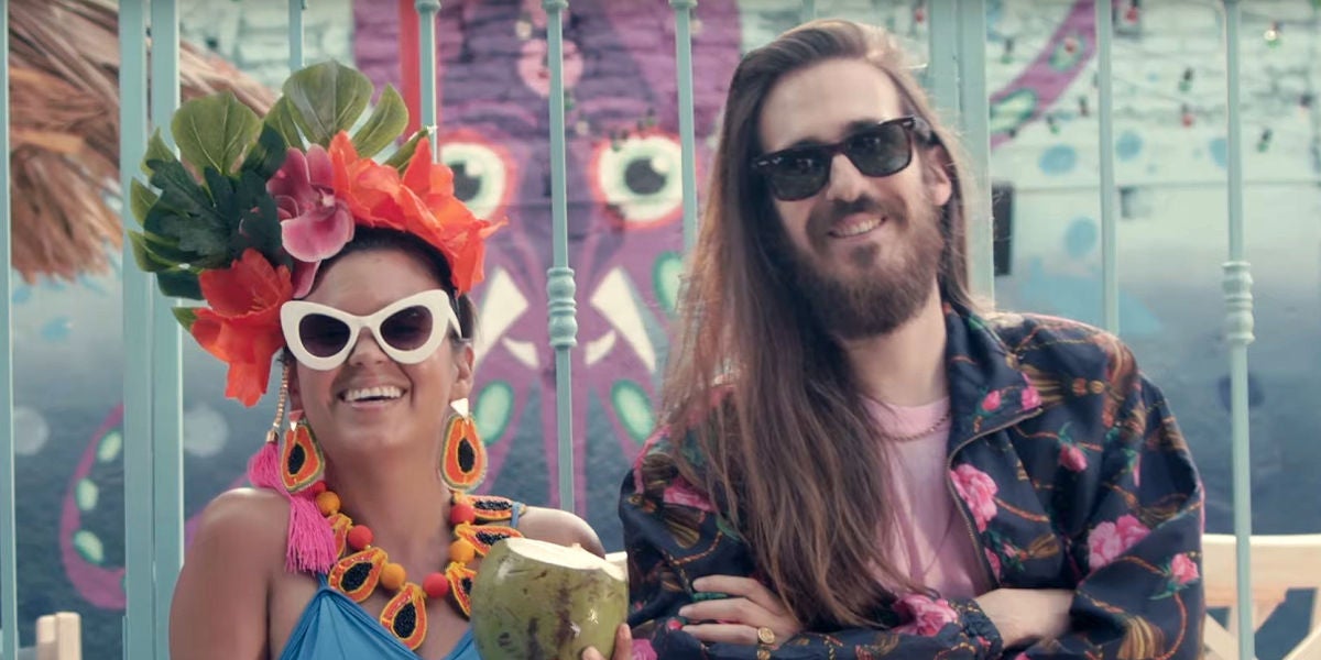 Li Sauvet y Carlos Sadness en el vídeo de 'Aloha'