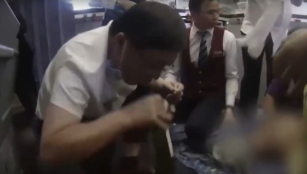Un médico salva la vida a un pasajero succionando orina de su vejiga