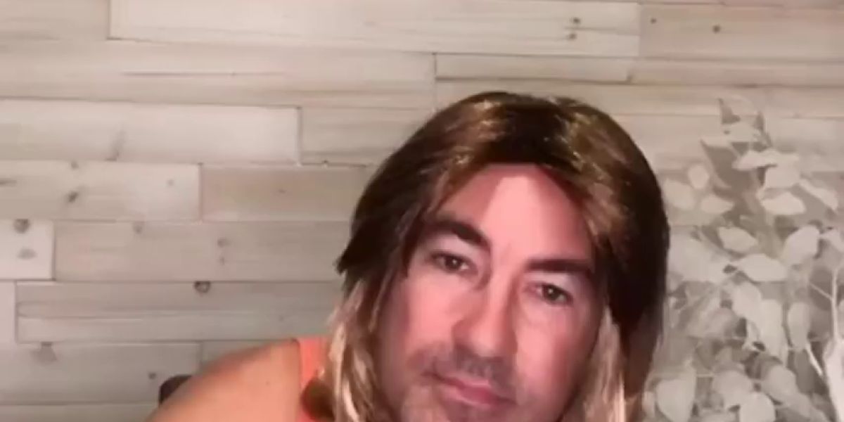 REEMPLAZO Un padre toma el control total de las redes sociales de su hija como castigo y se vuelve 'influencer'