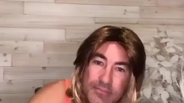 REEMPLAZO Un padre toma el control total de las redes sociales de su hija como castigo y se vuelve 'influencer'