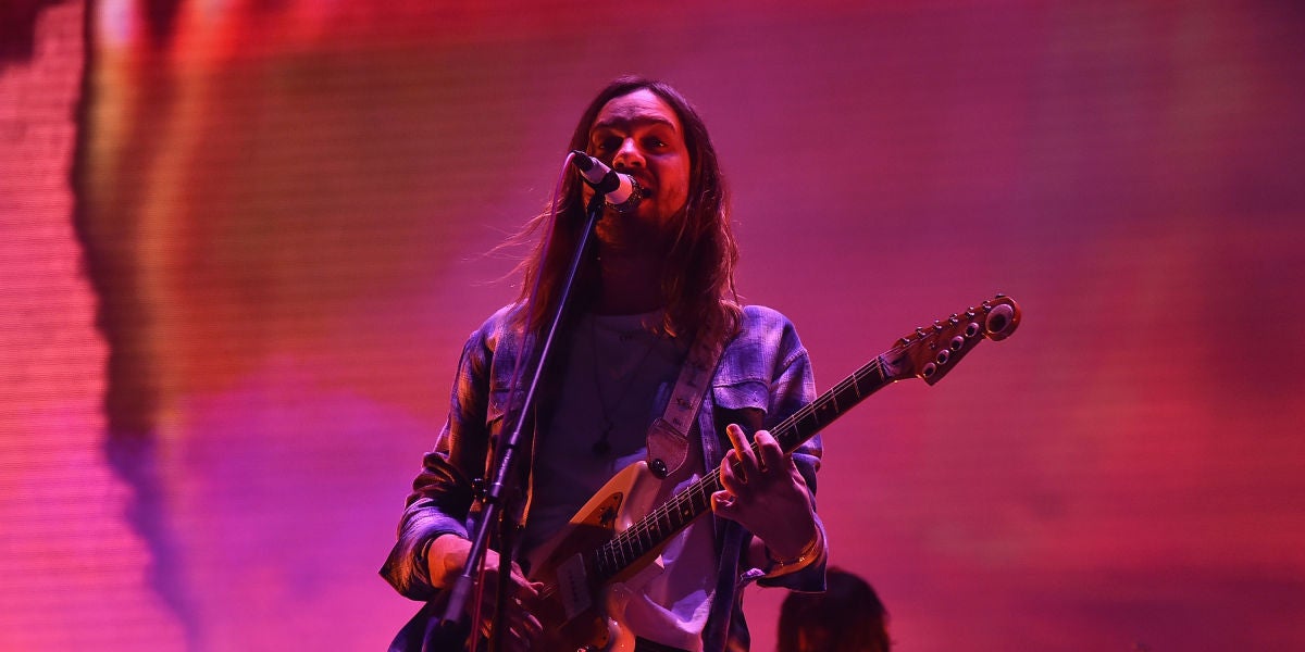 Kevin Parker de Tame Impala durante un concierto