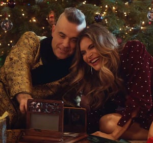 Robbie Williams y Ayda Field en el videoclip de 'Time For Change' Robbie Williams y Ayda Field en el videoclip de 'Time For Change'