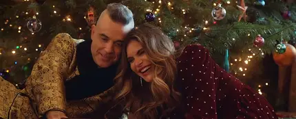 Robbie Williams y Ayda Field en el videoclip de 'Time For Change' Robbie Williams y Ayda Field en el videoclip de 'Time For Change'