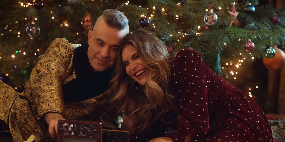 Robbie Williams y Ayda Field en el videoclip de 'Time For Change'