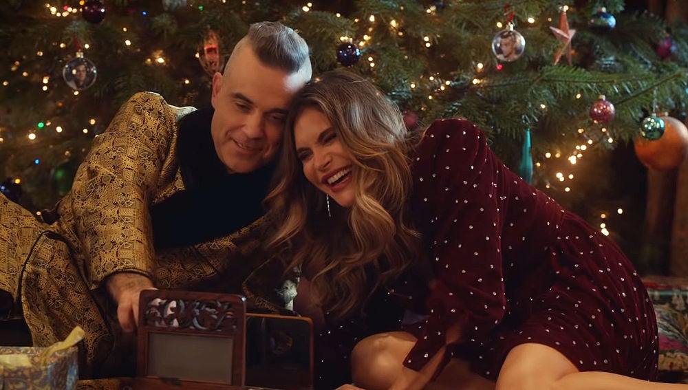 Robbie Williams y Ayda Field en el videoclip de 'Time For Change'