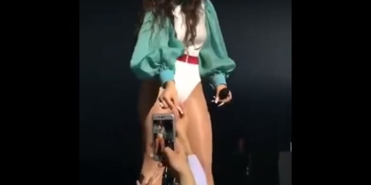 Rosalía durante su concierto en París