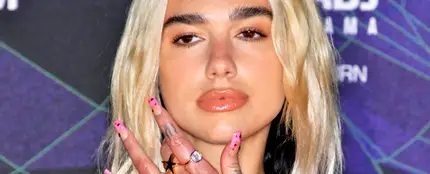 El distinto color de cara y manos de Dua Lipa El distinto color de cara y manos de Dua Lipa