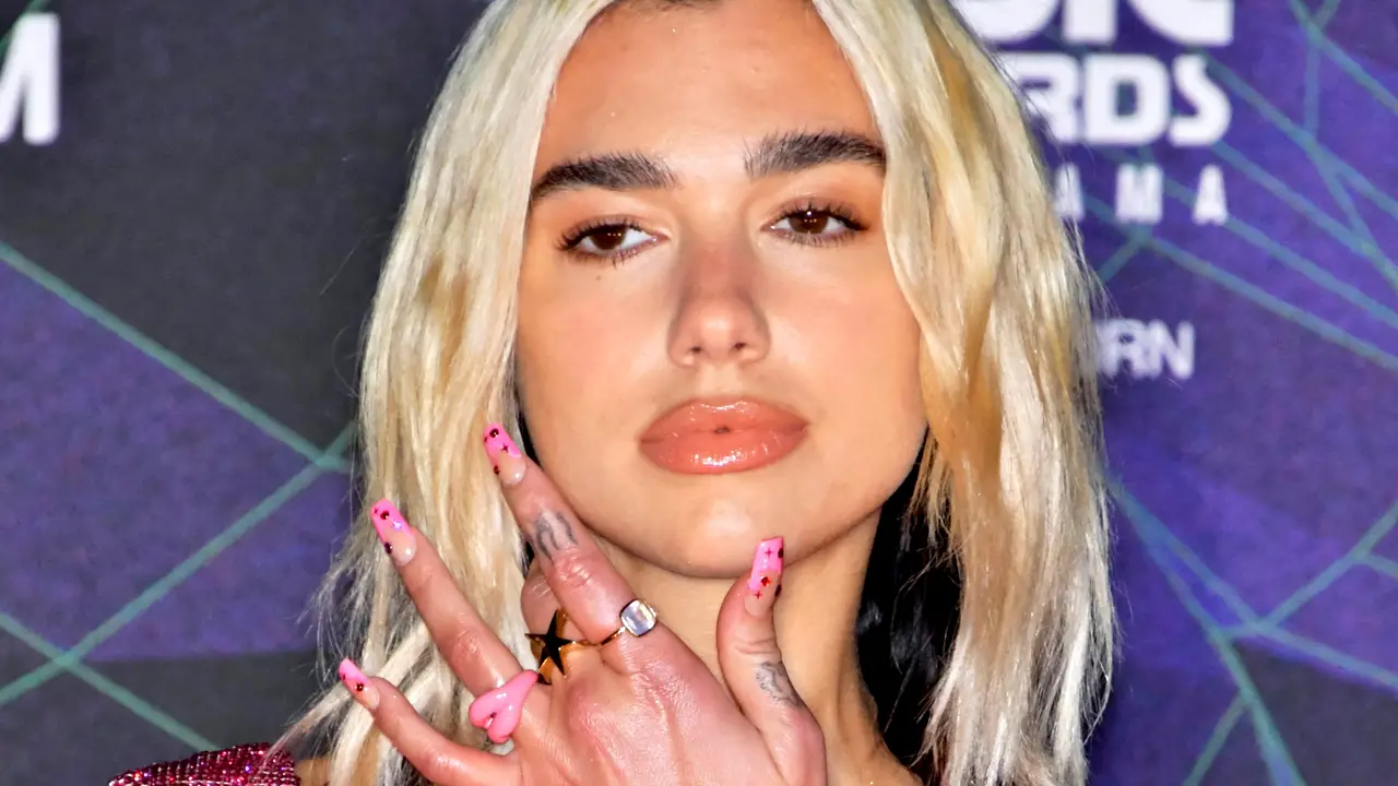 El distinto color de cara y manos de Dua Lipa El distinto color de cara y manos de Dua Lipa