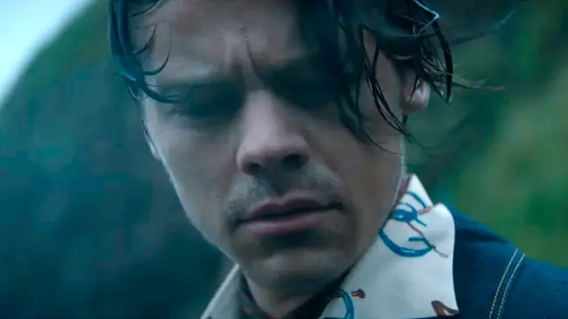 Harry Styles en el videoclip de 'Adore You', narrado por Rosalía