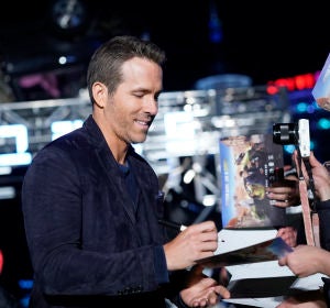 Ryan Reynolds atendiendo a unos fans Ryan Reynolds atendiendo a unos fans