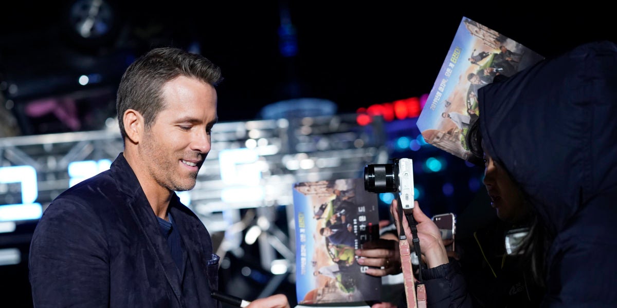 Ryan Reynolds atendiendo a unos fans