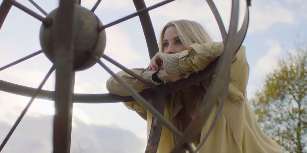 Ellie Goulding en el vídeo de 'River'