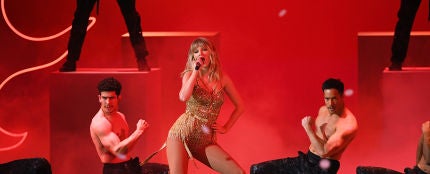 Taylor Swift durante su actuación en los AMAs 2019