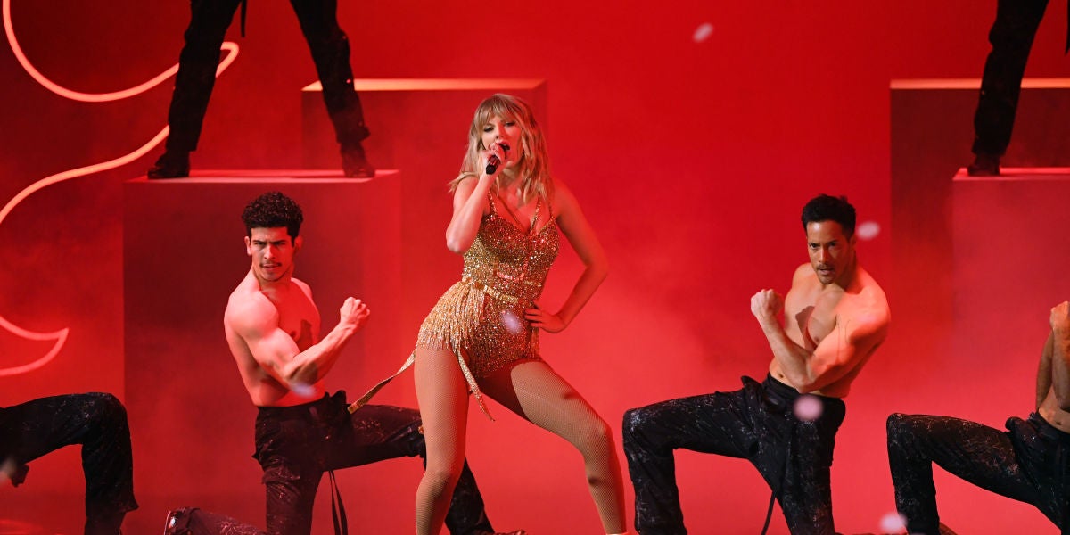Taylor Swift durante su actuación en los AMAs 2019