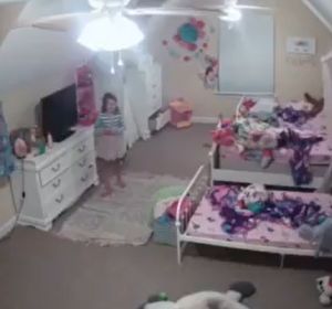 Momento en el que la pequeña escuchó la voz de la cámara de seguridad Momento en el que la pequeña escuchó la voz de la cámara de seguridad