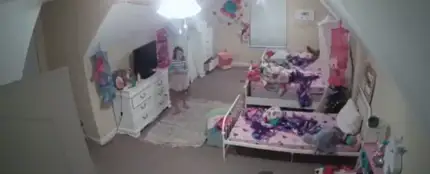Momento en el que la pequeña escuchó la voz de la cámara de seguridad Momento en el que la pequeña escuchó la voz de la cámara de seguridad