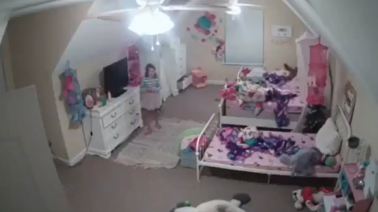 Momento en el que la pequeña escuchó la voz de la cámara de seguridad Momento en el que la pequeña escuchó la voz de la cámara de seguridad