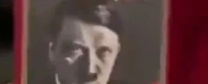 La confusión de un abuelo al regalar a su nieto el 'Mein Kampf' de Hitler en vez del videojuego 'Minecraft' La confusión de un abuelo al regalar a su nieto el 'Mein Kampf' de Hitler en vez del videojuego 'Minecraft'