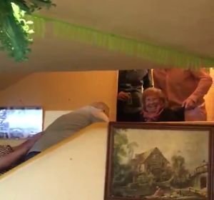 El vídeo estrella de esta Navidad: una abuela en silla de ruedas bajando las escaleras El vídeo estrella de esta Navidad: una abuela en silla de ruedas bajando las escaleras
