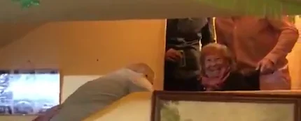 El vídeo estrella de esta Navidad: una abuela en silla de ruedas bajando las escaleras El vídeo estrella de esta Navidad: una abuela en silla de ruedas bajando las escaleras