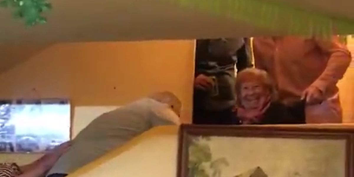 El vídeo estrella de esta Navidad: una abuela en silla de ruedas bajando las escaleras