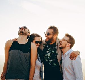 Un grupo de amigos se divierte Un grupo de amigos se divierte
