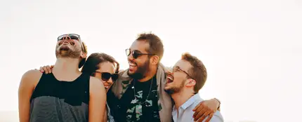 Un grupo de amigos se divierte Un grupo de amigos se divierte