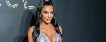 Kim Kardashian con un pronunciado escote Kim Kardashian con un pronunciado escote