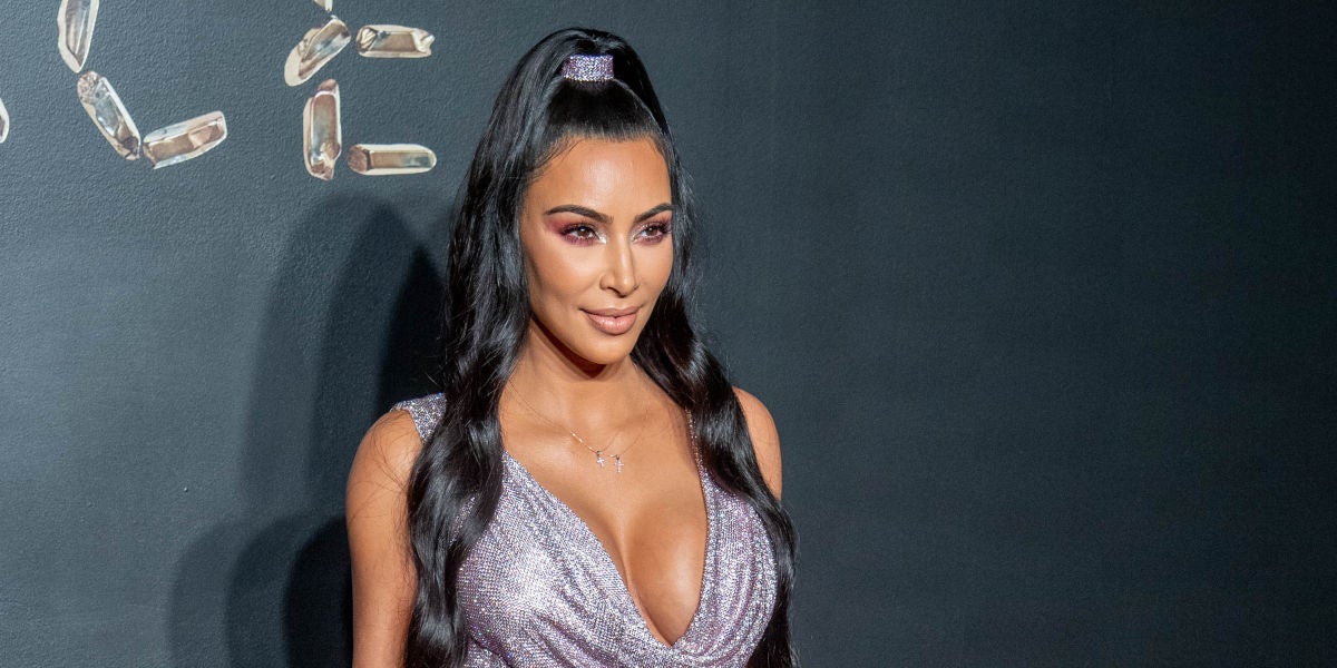 Kim Kardashian con un pronunciado escote