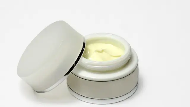 Imagen de archivo de una crema facial.