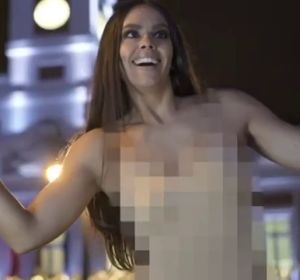 Cristina Pedroche se desnuda en plena Puerta del Sol antes de dar las Campanadas Cristina Pedroche se desnuda en plena Puerta del Sol antes de dar las Campanadas