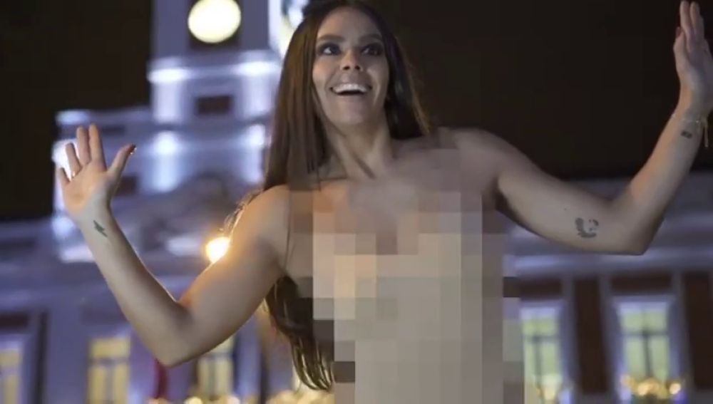 Cristina Pedroche se desnuda en plena Puerta del Sol antes de dar las Campanadas