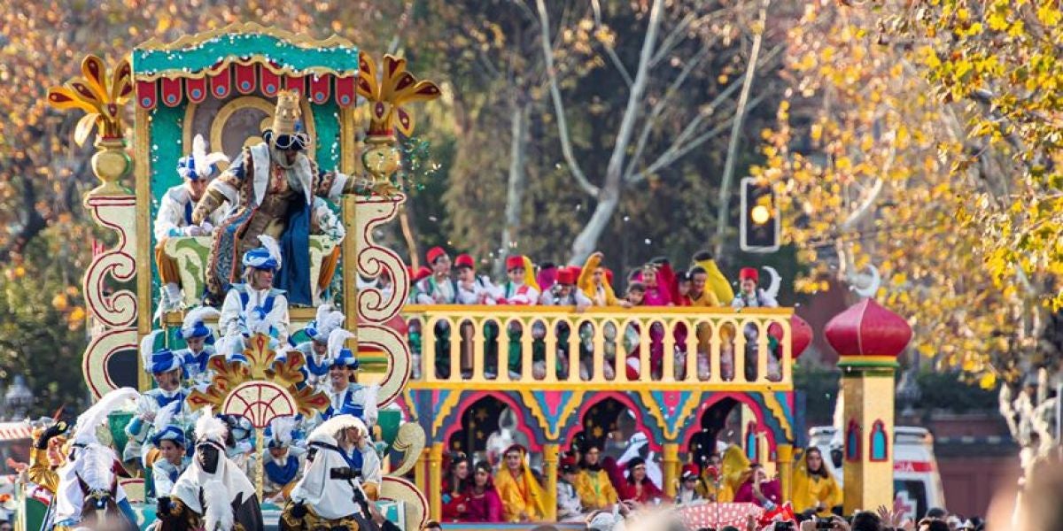 El rey Gaspar en su carroza durante la cabalgata de los Reyes Magos en Sevilla