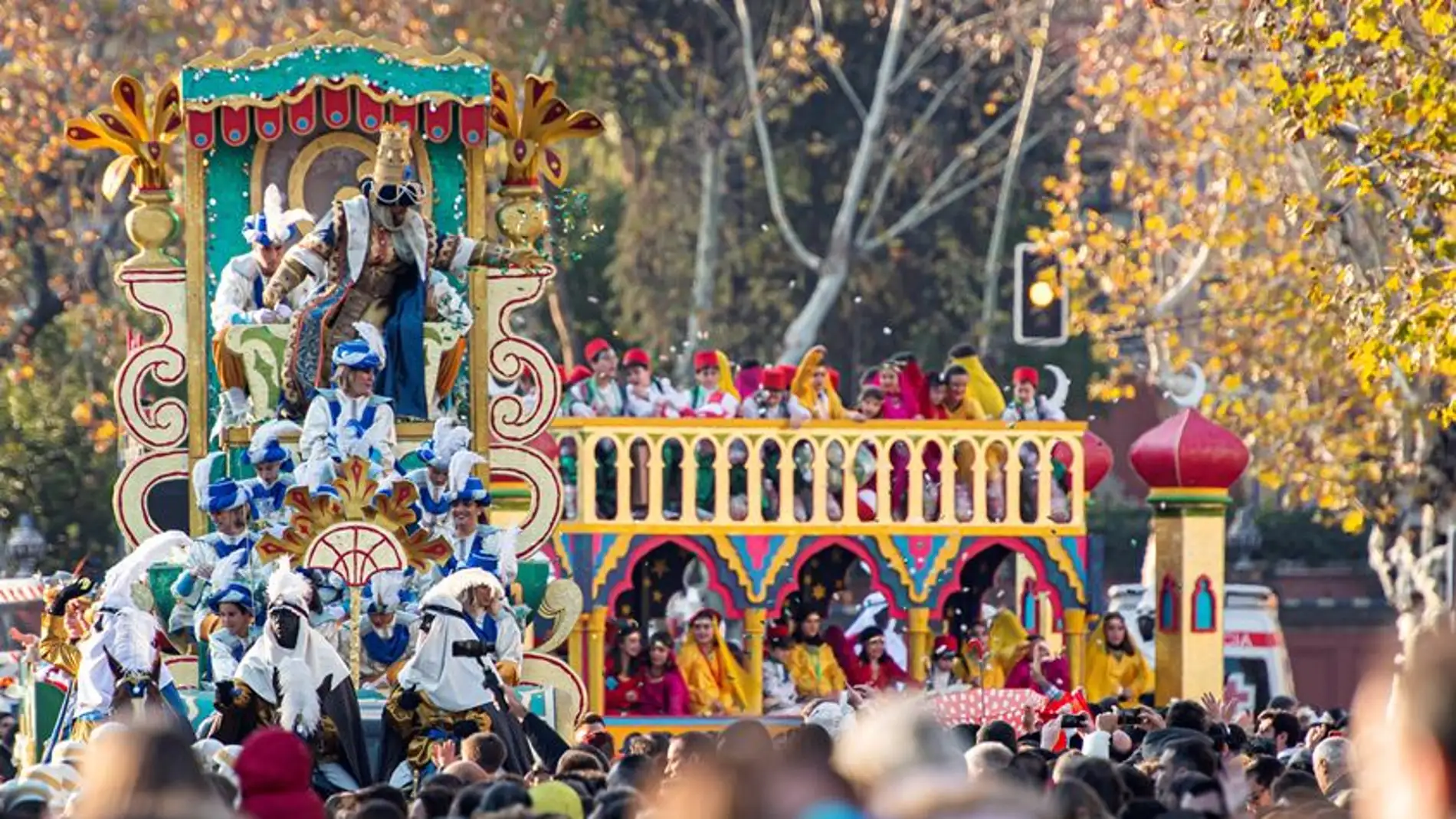 El rey Gaspar en su carroza durante la cabalgata de los Reyes Magos en Sevilla title=