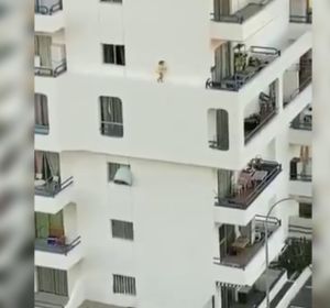 Una niña se pasea por una fachada en Tenerife Una niña se pasea por una fachada en Tenerife