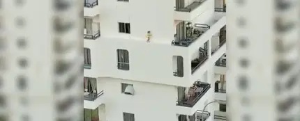Una niña se pasea por una fachada en Tenerife Una niña se pasea por una fachada en Tenerife