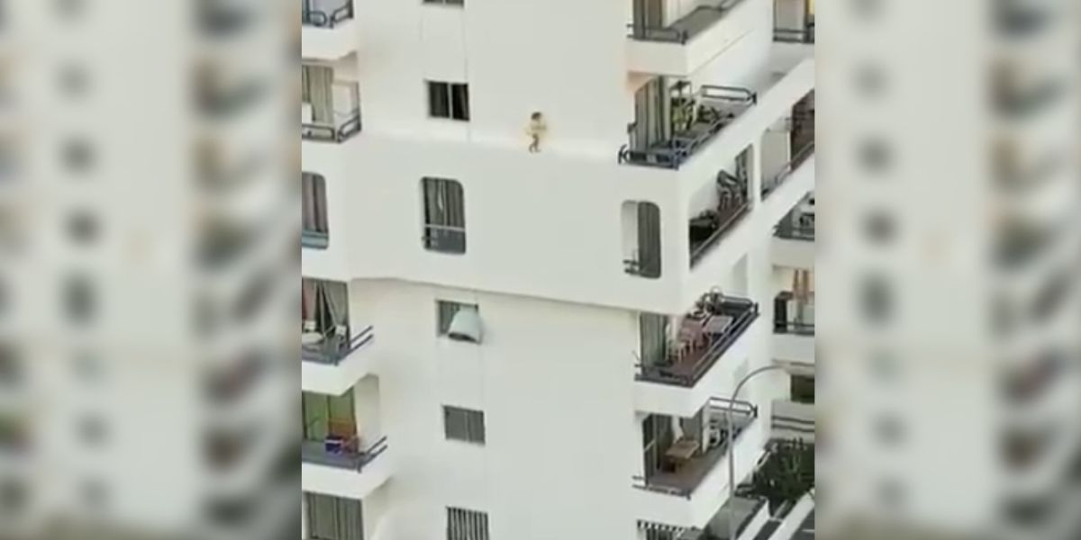 Una niña se pasea por una fachada en Tenerife