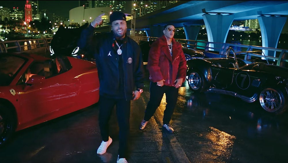 Daddy Yankee y Nicky Jam en el vídeo de 'Muévelo'