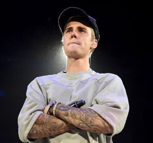 Justin Bieber llora durante una actuación Justin Bieber llora durante una actuación