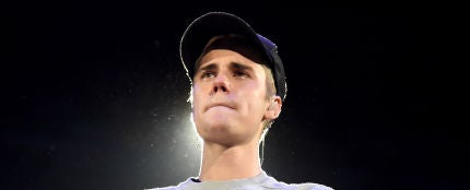Justin Bieber llora durante una actuación