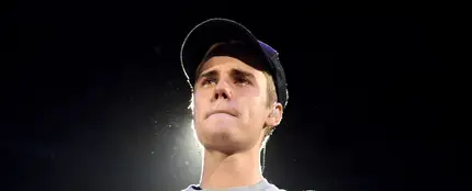 Justin Bieber llora durante una actuación Justin Bieber llora durante una actuación