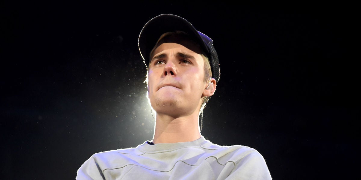 Justin Bieber llora durante una actuación