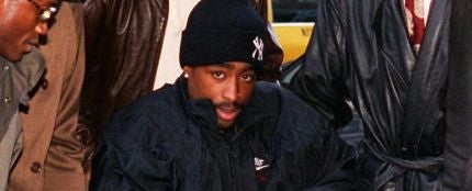 Tupac Shakur asistiendo al juzgado en silla de ruedas