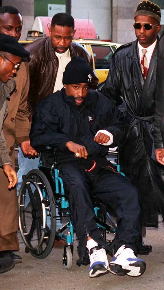 Tupac Shakur asistiendo al juzgado en silla de ruedas