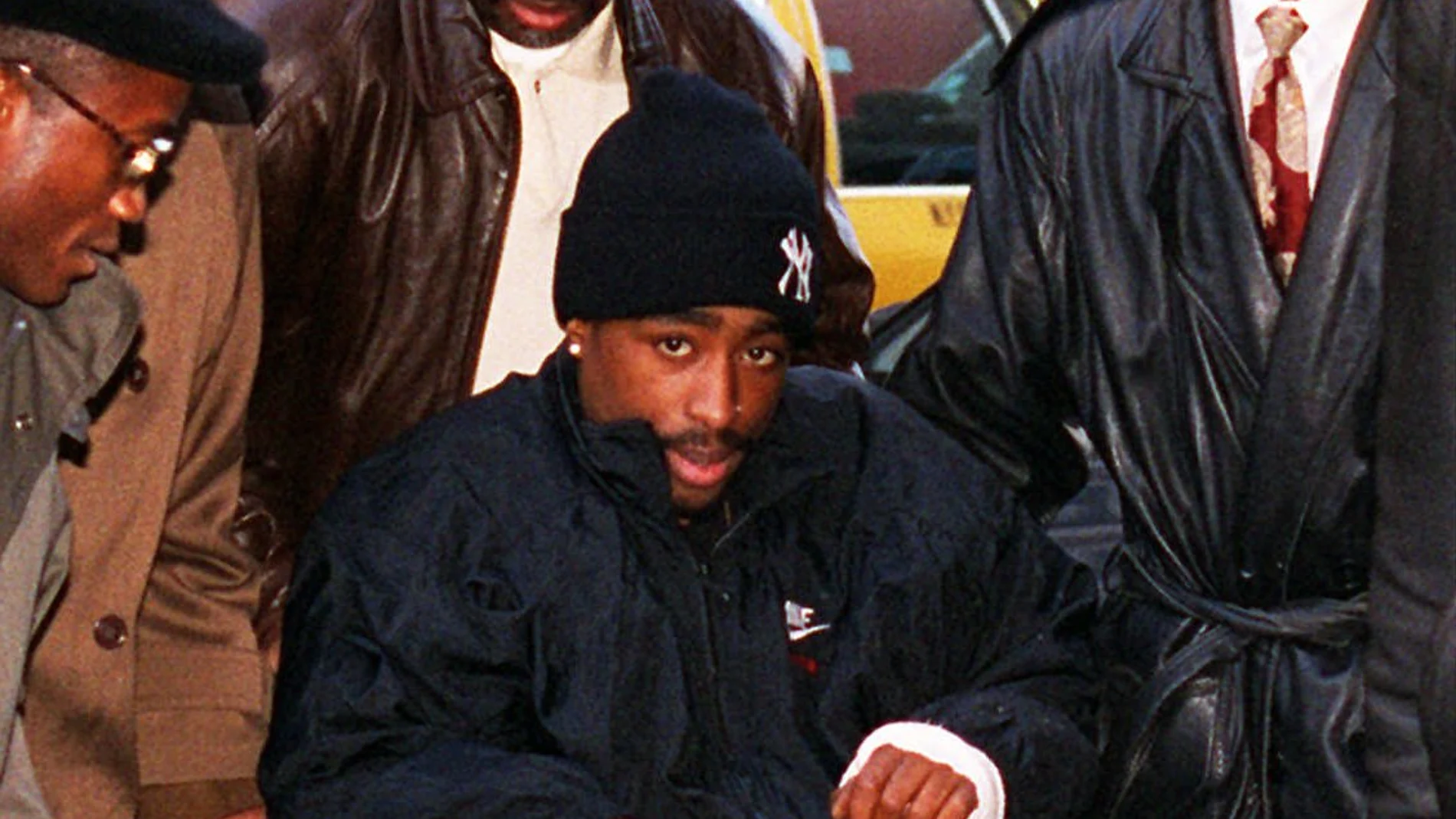 Tupac Shakur asistiendo al juzgado en silla de ruedas Tupac Shakur asistiendo al juzgado en silla de ruedas