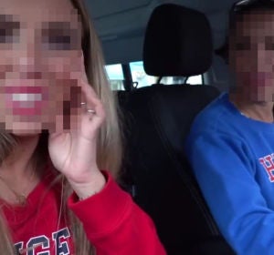 Dos youtubers, muy criticadas por un vídeo en el que aparecen lanzando magdalenas a personas sin hogar desde su coche Dos youtubers, muy criticadas por un vídeo en el que aparecen lanzando magdalenas a personas sin hogar desde su coche